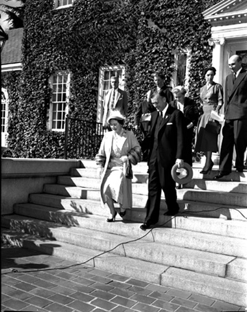 Queen Mother visits Annapolis