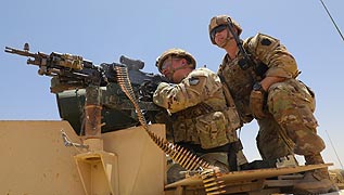 [photo, Soldiers with M240B machine gun, Maryland Army National Guard]