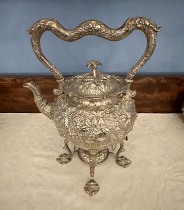Kettle on stand